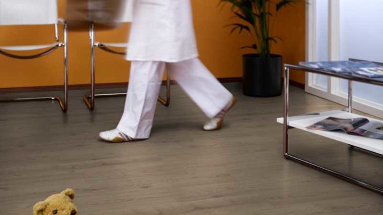 Почему скрипит ламинат при ходьбе